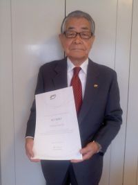 26 Mr Tadashi Inoue holding his UCI Merit and showing his UCI pin 2013