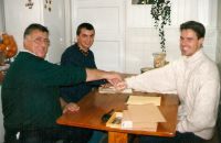 Nico-Does-1998-Webco-Mentos-signing-contract-Michael-Prokop-with-Albert-Knill-Waalre