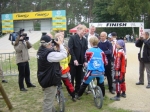 Minister Marino Keulen  talking to Ellen Bollansee of Belgium.